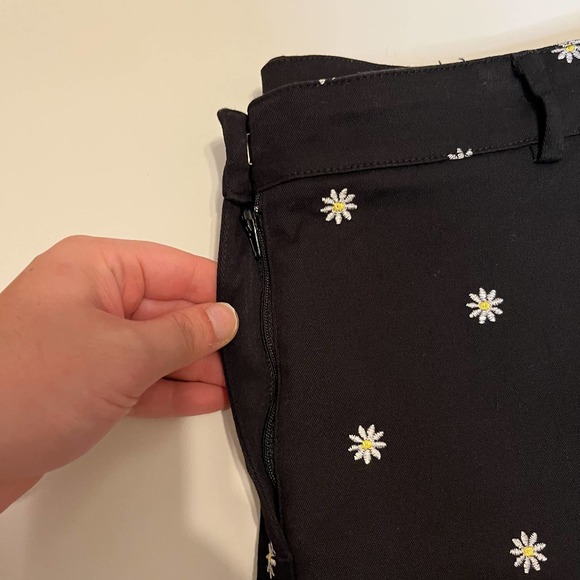 Vintage Embroidered Daisy Black Cropped Trousers Size 12 - Picture 3 of 6